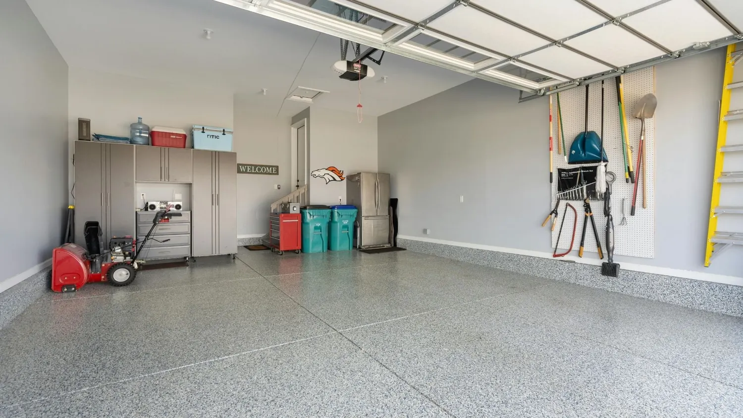 Flake garage floor coating in Logansport, IN
